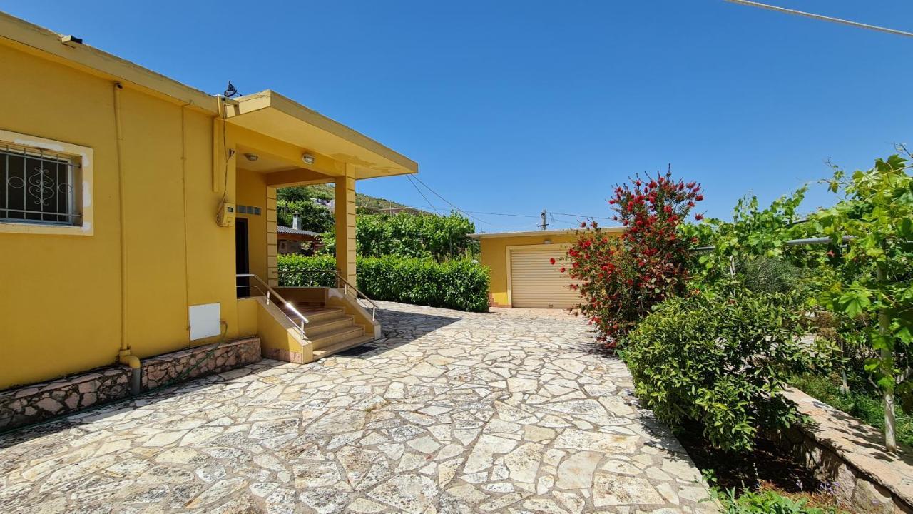Village Home Next To The Sea Sarande Exterior photo