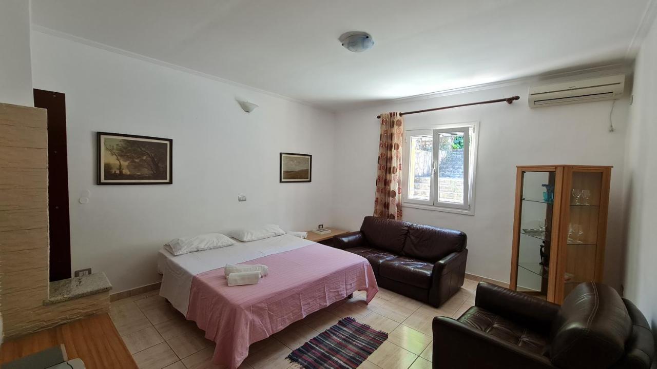 Village Home Next To The Sea Sarande Exterior photo