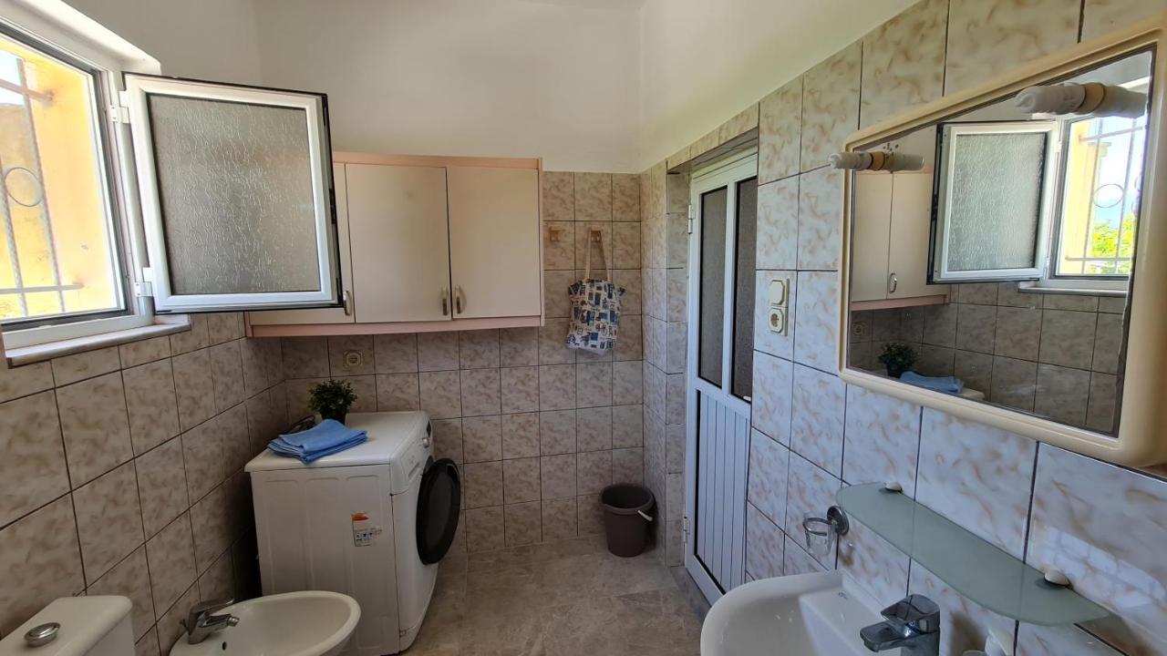 Village Home Next To The Sea Sarande Exterior photo